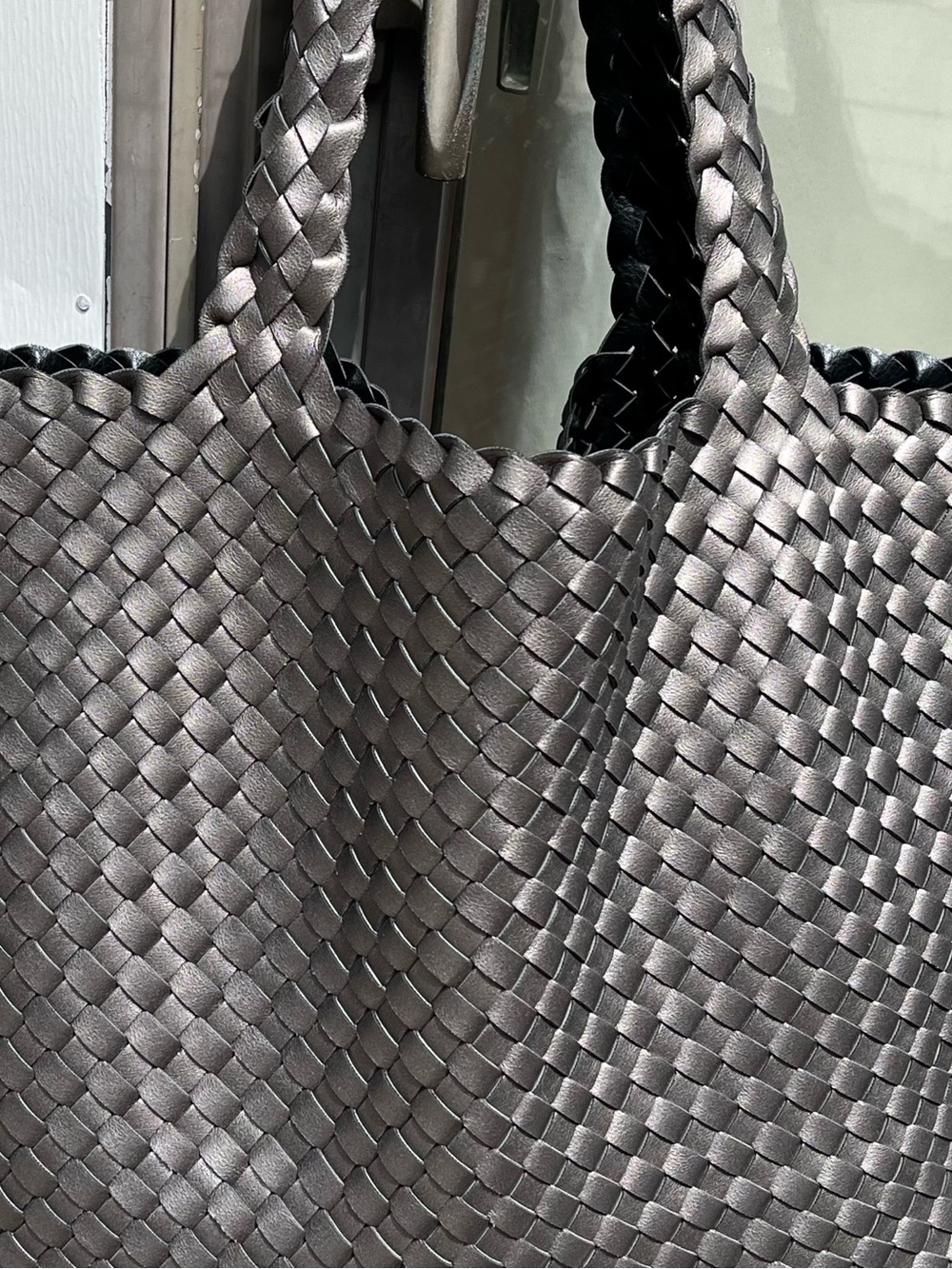 Ilse Jacobsen woven reversible tote in black and metallic gunmetal - Picture 6 of 10